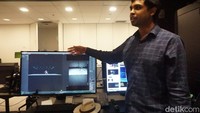 6. Ada juga Immersion Room. Saat rombongan Nadiem memasuki ruangan ini, sedang ada peneliti yang memetakan data atlet anggar. Data tersebut dapat digunakan untuk meneliti posisi badan, gerak dan tenaga atlet untuk panduan pelatih. Foto: Meliyanti S/detikcom