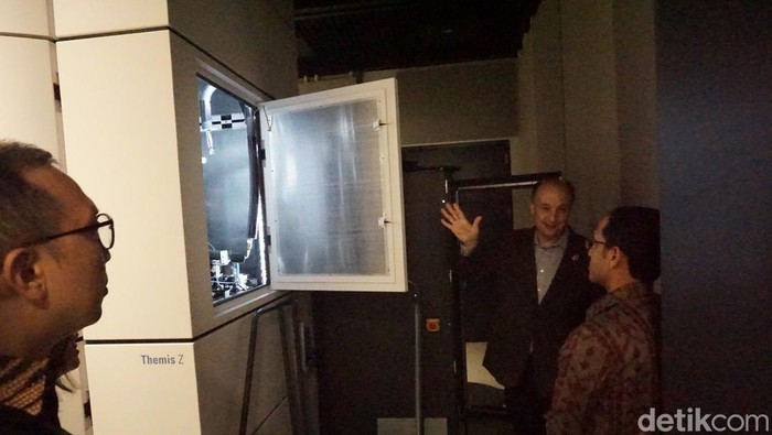 Dalam kunjungannya ke Cambridge, Masachussets, Mendikbudristek Nadiem
Makarim berkesempatan untuk mengunjungi MIT .Nano. Ini adalah
laboratorium canggih yang terletak di dalam kampus MIT.