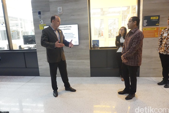 Dalam kunjungannya ke Cambridge, Masachussets, Mendikbudristek Nadiem
Makarim berkesempatan untuk mengunjungi MIT .Nano. Ini adalah
laboratorium canggih yang terletak di dalam kampus MIT.