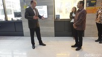 1. Ditemani oleh Direktur MIT .Nano, Vladimir Bulovic, Nadiem diajak menjelajahi ruangan demi ruangan laboratorium canggih itu, Selasa (20/9/2022) waktu Boston. MIT .Nano sendiri memiliki visi untuk menghasilkan peneliti yang mampu menghasilkan perubahan buat dunia.Foto: Meliyanti S/detikcom