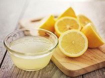 Jangan Peras Lemon ke Makanan Panas, Ini Sebabnya