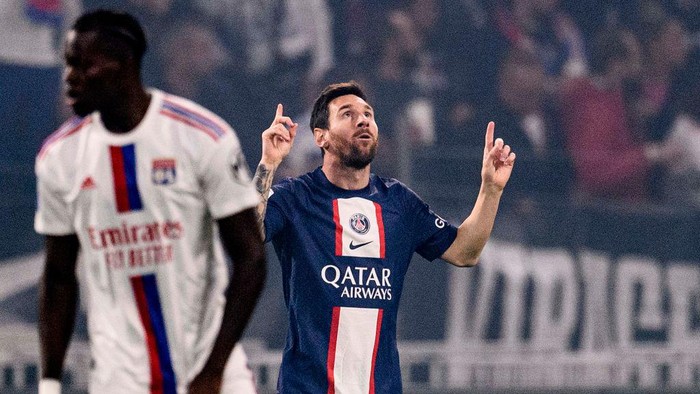 CLERMONT-FERRAND, FRANCE - AUGUST 06: Lionel Messi of Paris Saint-Germain scores an acrobatic goal during the Ligue 1 match between Clermont Foot 63 and Paris Saint-Germain at Stade Gabriel Montpied on August 06, 2022 in Clermont-Ferrand, France. (Photo by Lionel Hahn/Getty Images)