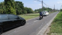 Lokasi tabrakan yang melibatkan satu unit mobil dan 10 kendaraan di Jalan Mrisi, Pedukuhan Mrisi, Kalurahan Tirtonirmolo, Kapanewon Kasihan, Kabupaten Bantul. Foto: Pradito Rida Pertana/detikJateng