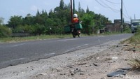 Tampak masih ada beberapa pecahan bagian motor yang tercecer di Jalan Mrisi. Foto: Pradito Rida Pertana/detikJateng