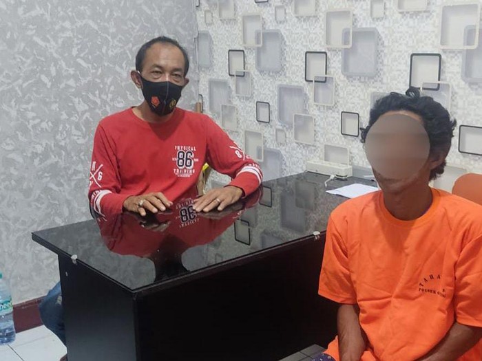 M, Pelaku pencurian kabel di Surabaya di kantor polisi