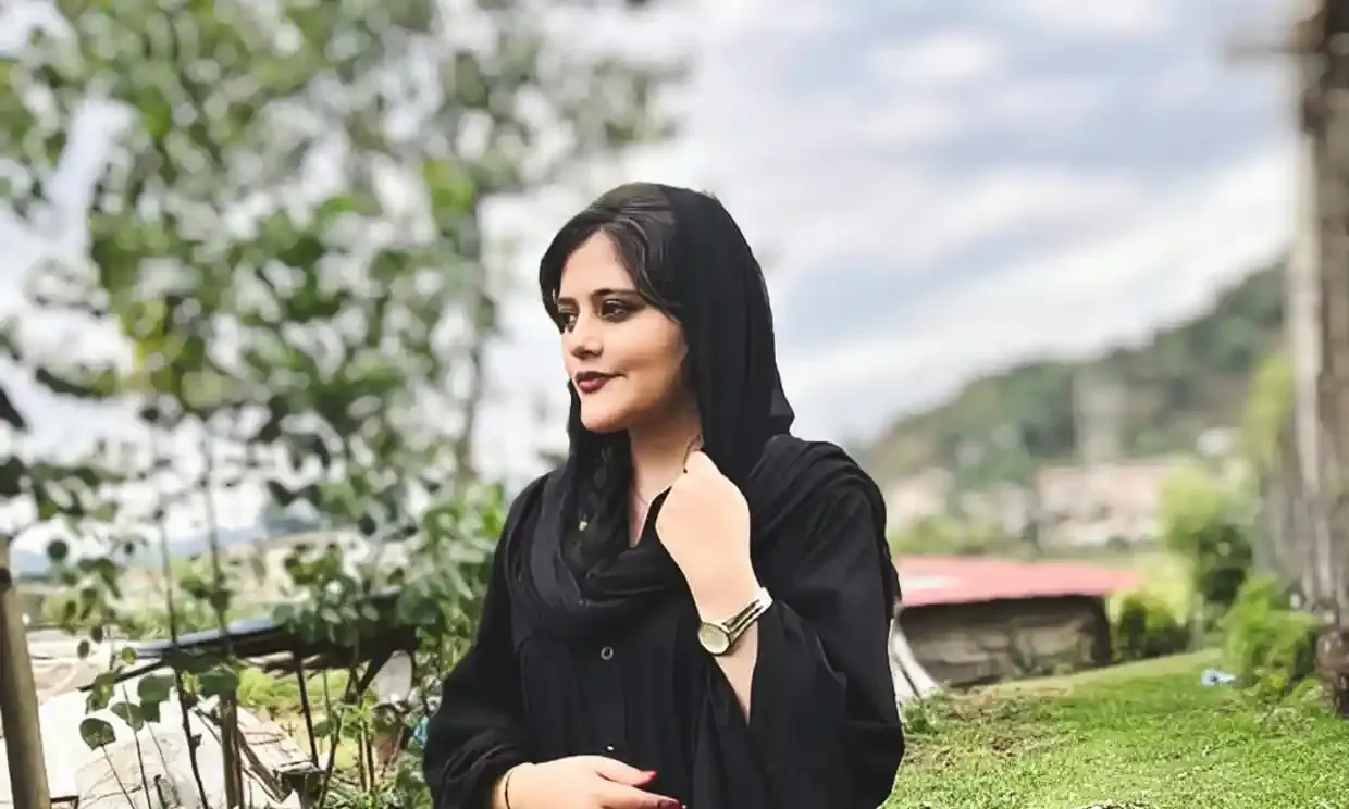 Mahsa Amini sempat menjadi sorotan dunia. Ia meninggal dunia setelah koma di rumah sakit selama tiga hari. Lantas, siapa sebenarnya sosok Mahsa Amini ini?