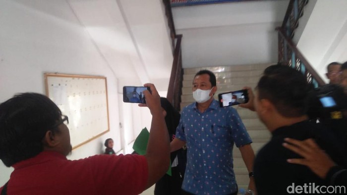 Mantan Bupati Muaro Jambi Bambang Bayu Suseno memberi keterangan usai diperiksa KPK di Mapolda Jambi.