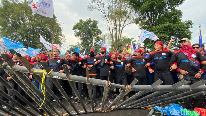 Massa buruh merusak pagar Gedung Sate Bandung saat demo menolak kenaikan harga BBM, Rabu (21/9/2022).