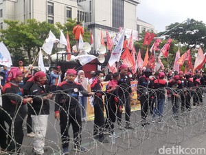 Lagi! Massa Demo Tolak Kenaikan Harga BBM di Semarang
