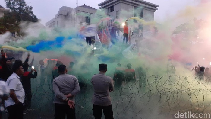 Massa menyalakan flare saat demo tolak kenaikan harga BBM di depan Kantor Gubernur Jateng Ganjar Pranowo, Kota Semarang, Rabu (21/9/2022) sore.