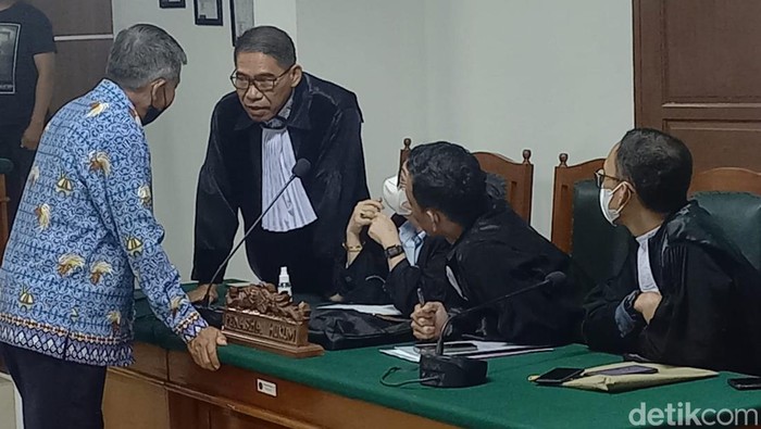 Mayor Infanteri Purnawirawan Isak Sattu tidak mengajukan eksepsi usai didakwa melakukan pelanggaran HAM berat di Paniai.