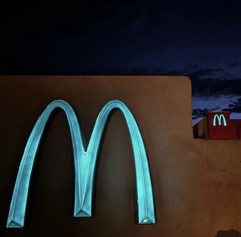 McDonald's Sedona unik karena memiliki logo berwarna biru.