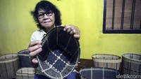 Ia membuat tas ini mulai belajar dari orang tua dan neneknya saat umur 8 tahun hingga mampu membuat tas dengan rapi. Antonia telah mahir membuat tas pada usia 10 - 11 tahun dengan hasil yang sempurna, tas tersebut lantas bisa dijual.