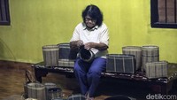 Bahan yang digunakan merupakan rotan yang didapat di gunung, lalu belajar membelah rotan hingga bahan yang tersedia siap barulah ia membuatnya dibantu oleh ibu dan neneknya.