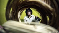 Lambat laun ketika sudah mempunyai anak Antonia mendapat pesanan tas dari Malaysia, tasnya juga mampu dijual dengan harga 14 ringgit. Selain ke Malaysia tas antonia justru laku keras di dalam negeri, biasanya ia membuat tas 30 hingga 50 buah yang dipasarkan ke Kota Pontianak. 