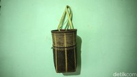 Rata-rata harga tas yang dipatok mulai dari 200 hingga 400 ribu rupiah tergantung ukuran. Nama tas tersebut juga berbeda-beda yang ukuran kecil jumuak, yang ukuran sedang namanya juak mutuam, yang besar base, yang tinggi sajuah, ada bermacam jenis.