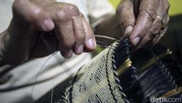 Usaha tas Antonia turut berkembang dengan dibantu BRI untuk pengembangan modal usaha, sebab usia membuatnya tak lagi bisa mencari bahan tas di hutan sehingga kini bahan baku tas harus dibeli.
