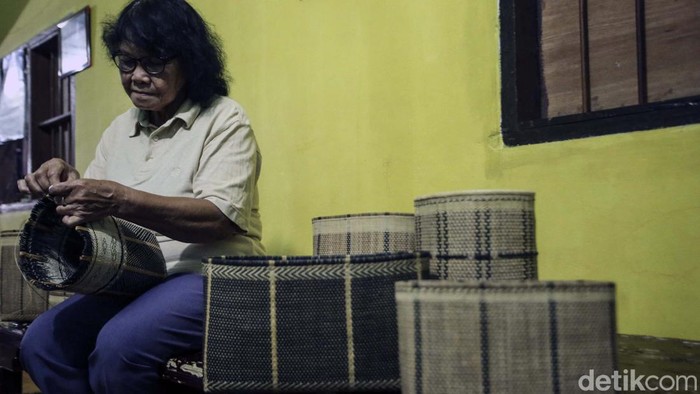 Jagoi Babang, Kalimantan Barat, punya tas khas terbuat dari rotan. Tas anyaman rotan tersebut disebut Juwa.