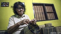 Antonia (65) membuat tas juwa di Jagoi Babang, Kalimantan Barat, Kamis (8/9/2022). Tas buatan Antonia telah dijual hingga Malaysia.