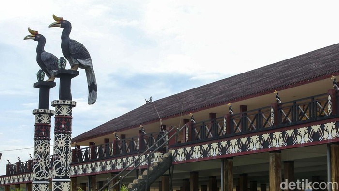 3 Rumah Adat Kalimantan Barat, Ciri-ciri, serta Keunikannya