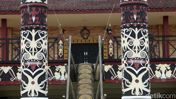 Rumah betang adalah rumah adat khas Kalimantan.