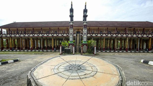 Kalimantan Barat tepatnya di Kabupaten Bengkayang memiliki rumah betang atau Ramin Bantang. Begini potret rumah adat khas Kalimantan tersebut.
