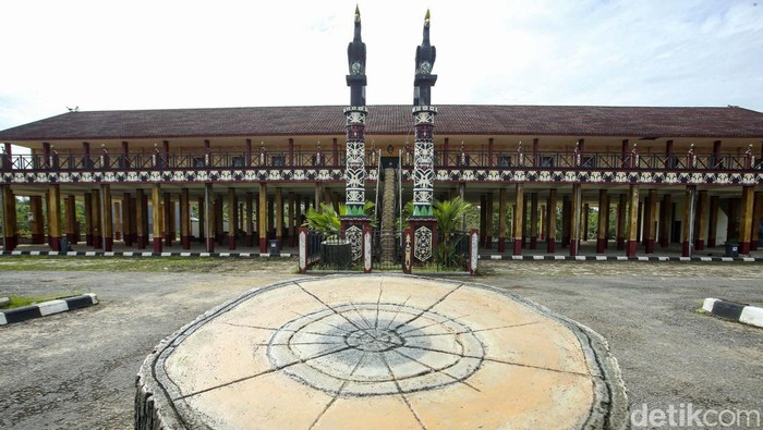 Melihat Ramin Bantang Ikon Kalimantan Barat Kalimantan Barat tepatnya di Kabupaten Bengkayang memiliki rumah betang atau Ramin Bantang. Begini potret rumah adat khas Kalimantan tersebut.
