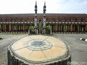 Bisa Sampai 150 Meter,  Rumah Suku Dayak Bisa Dihuni 100 Orang