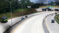 Kendaraan melintas di Tol Serpong-Balaraja (Serbaraja) seksi 1A di kawasan Tangerang, Banten, Selasa (21/9/2022).