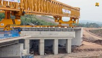 Jalan Tol Jakarta-Cikampek II Selatan membentang sepanjang 64 kilometer (km) dengan biaya investasi sebesar Rp 14,69 triliun dengan masa konsesi 35 tahun.