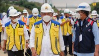 Menteri PUPR Basuki Hadimuljono meninjau progres pembangunan Jalan Tol Jakarta-Cikampek (Japek) II Selatan yang menghubungkan Tol Jakarta Outer Ring Road (JORR) 1, JORR 2 dan Tol Purwakarta-Bandung-Cileunyi (Purbaleunyi) di Jawa Barat, Selasa (20/9/2022).