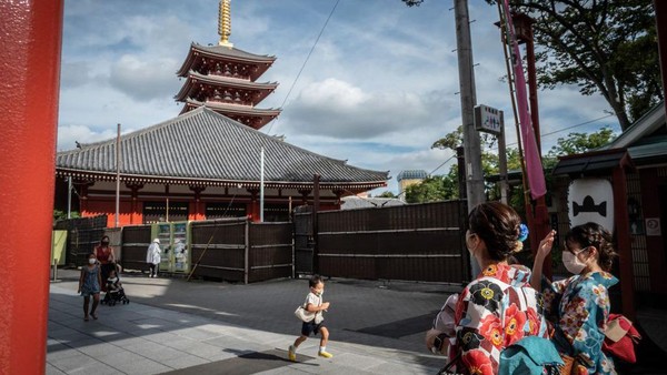 Orang-orang nampak mengunjungi Kuil Sensoji, lokasi wisata populer, di Asakusa, Tokyo, Jepang, Selasa, (13/9/2022). Kuil Sensoji merupakan kuil tertua dan bersejarah di Jepang. Orang-orang nampak mengunjungi Kuil Sensoji, lokasi wisata populer, di Asakusa, Tokyo, Jepang, Selasa, (13/9/2022). Kuil Sensoji merupakan kuil tertua dan bersejarah di Jepang.
