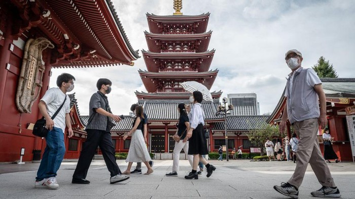 People visit Sensoji Temple, a popular tourist location, in Tokyo on September 13, 2022. (Photo by Yuichi YAMAZAKI / AFP) (Photo by YUICHI YAMAZAKI/AFP via Getty Images)