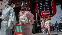 Sejumlah pengunjung asyik berfoto di kuil. Kuil Sensoji banyak didatangi wisatawan, baik lokal maupun mancanegara.