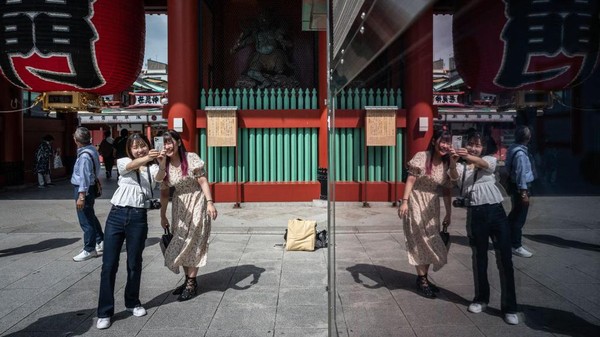 Kuil Sensoji, Tokyo, dibangun pada tahun 645 M. Biasanya, digelar acara tahunan bernama Setsubun di kuil ini untuk merayakan musim semi. Sebelum masuk ke dalam aula utama Kuil Sensoji di Tokyo, pengunjung wajib untuk membasuh tangan dan kaki di bangunan Osuisha yang ada di area Kuil Sensoji. Osuisha sendiri merupakan area menyucikan diri. Kuil Sensoji, Tokyo, dibangun pada tahun 645 M. Biasanya, digelar acara tahunan bernama Setsubun di kuil ini untuk merayakan musim semi. Sebelum masuk ke dalam aula utama Kuil Sensoji di Tokyo, pengunjung wajib untuk membasuh tangan dan kaki di bangunan Osuisha yang ada di area Kuil Sensoji. Osuisha sendiri merupakan area menyucikan diri.