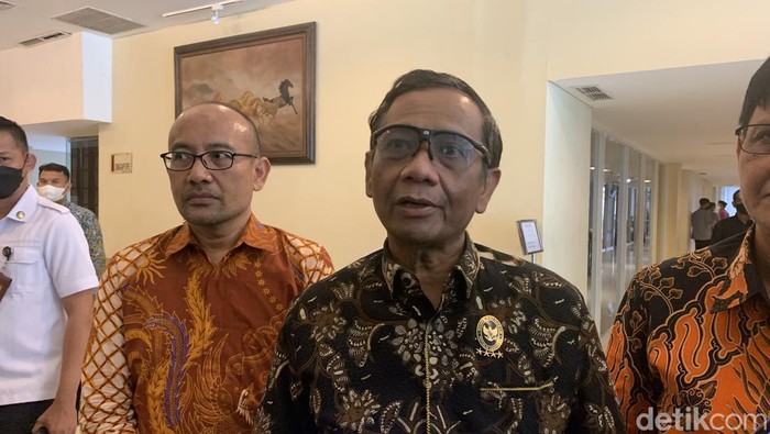 Menkopolhukam Mahfud MD saat berada di Surabaya