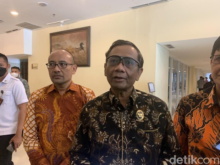 Menkopolhukam Mahfud MD saat berada di Surabaya