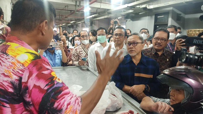 Menteri Perdagangan, Zulkifli Hasan menyapa salah satu penjual daging kambing di Pasar Badung, Denpasar, Bali, Rabu (21/9/2022).