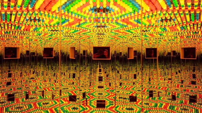 Menyelami Imajinasi Yayoi Kusama Dalam Dunia Polkadot Yayoi Kusama dikenal sebagai seniman ikonik asal Jepang dengan gaya polkadot yang khas. Yuk, intip lagi karya-karyanya.