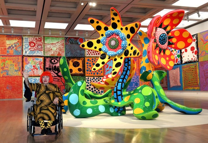 Yayoi Kusama dikenal sebagai seniman ikonik asal Jepang dengan gaya polkadot yang khas. Yuk, intip lagi karya-karyanya.
