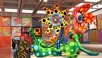 Lanjut, Yayoi juga membuat instalasi bertajuk Flowers that Bloom Tomorrow yang sangat unik dengan gaya polkadotnya yang khas. Karya ini dipamerkan pada 21 Februari 2017 lalu di Pusat Seni Nasional, Tokyo.