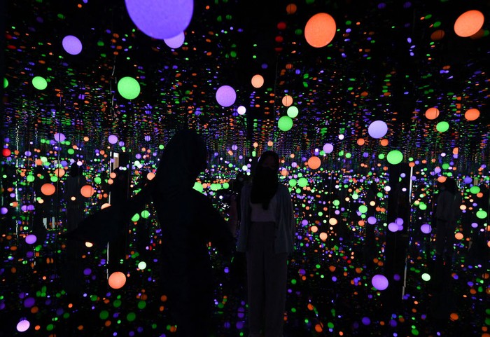 Yayoi Kusama dikenal sebagai seniman ikonik asal Jepang dengan gaya polkadot yang khas. Yuk, intip lagi karya-karyanya.