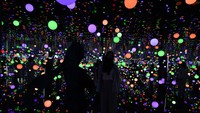 Nah, karya Yayoi yang satu ini dipamerkan di Jakarta lho. Karya bertajuk Infinity Mirrored Room ini dipamerkan di Museum Macan pada 30 Juni 2022 lalu.