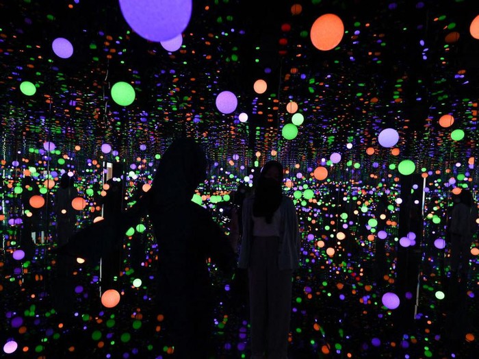 Menyelami Imajinasi Yayoi Kusama Dalam Dunia Polkadot Yayoi Kusama dikenal sebagai seniman ikonik asal Jepang dengan gaya polkadot yang khas. Yuk, intip lagi karya-karyanya.