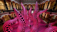 Karya bertajuk A bouquet of love I saw in the universe ini dipamerkan di atrium Martin Gropius Bau di Berlin, Jerman, pada 19 Mei 2021. Keren banget.
