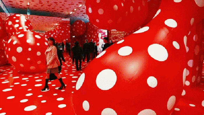 Menyelami Imajinasi Yayoi Kusama Dalam Dunia Polkadot Yayoi Kusama dikenal sebagai seniman ikonik asal Jepang dengan gaya polkadot yang khas. Yuk, intip lagi karya-karyanya.