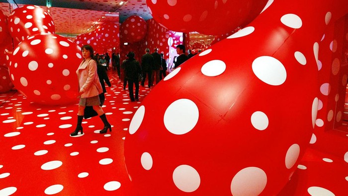 Menyelami Imajinasi Yayoi Kusama Dalam Dunia Polkadot Yayoi Kusama dikenal sebagai seniman ikonik asal Jepang dengan gaya polkadot yang khas. Yuk, intip lagi karya-karyanya.
