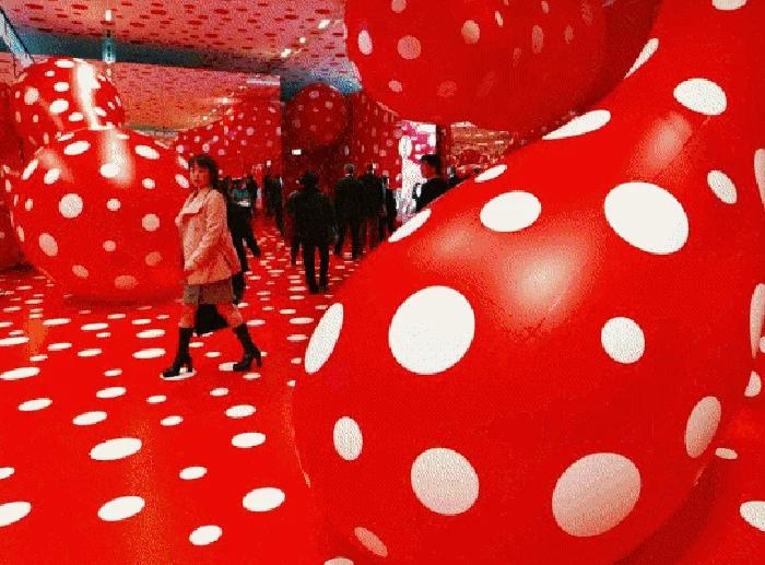 Yayoi Kusama dikenal sebagai seniman ikonik asal Jepang dengan gaya polkadot yang khas. Yuk, intip lagi karya-karyanya.