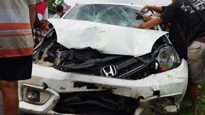 Mobil tabrak 10 motor di Bantul, Yogyakarta. Sopir mobil diduga kehilangan konsentrasi sehingga menabrak beberapa motor dan menimbulkan korban luka.