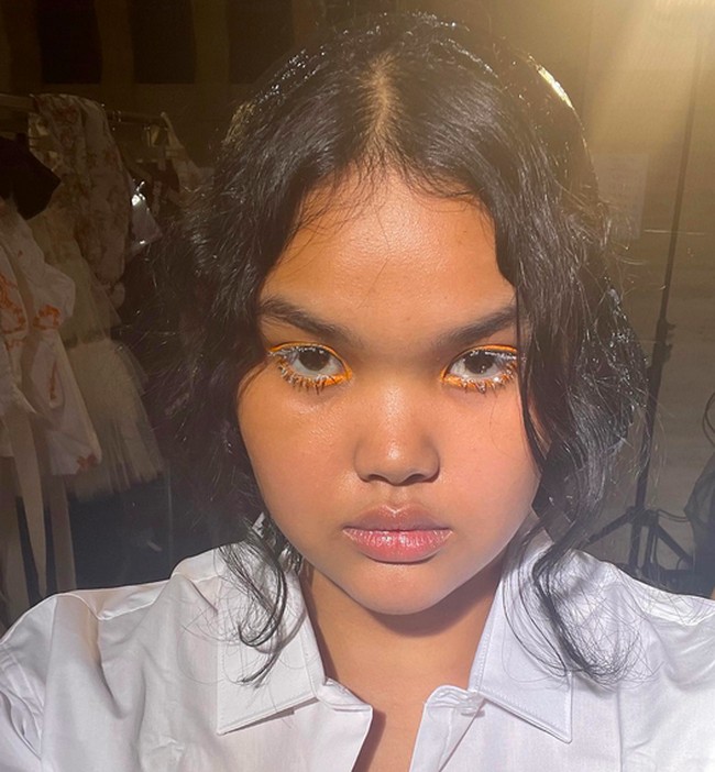 Pujian langsung membanjiri kolom komentar unggahan Shahnaz Indiria di Instagram yang memperlihatkan aksinya di London Fashion Week. Keren bangettt, tulis DJ Yasmin. Tak sedikit pula yang mengutarakan rasa bangganya. (Foto: Instagram/@shahnaz.indira)